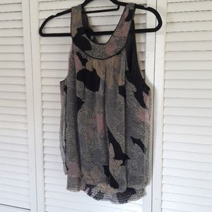 Scoop neck sleeveless blouse
